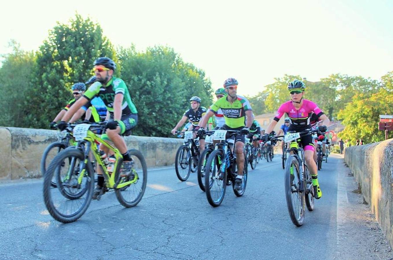 La IV marcha de bicicleta de montaña 'Hazla del Tirón' de Tirgo reunió a 400 corredores por un precioso recorrido en torno a los montes Oberenes.