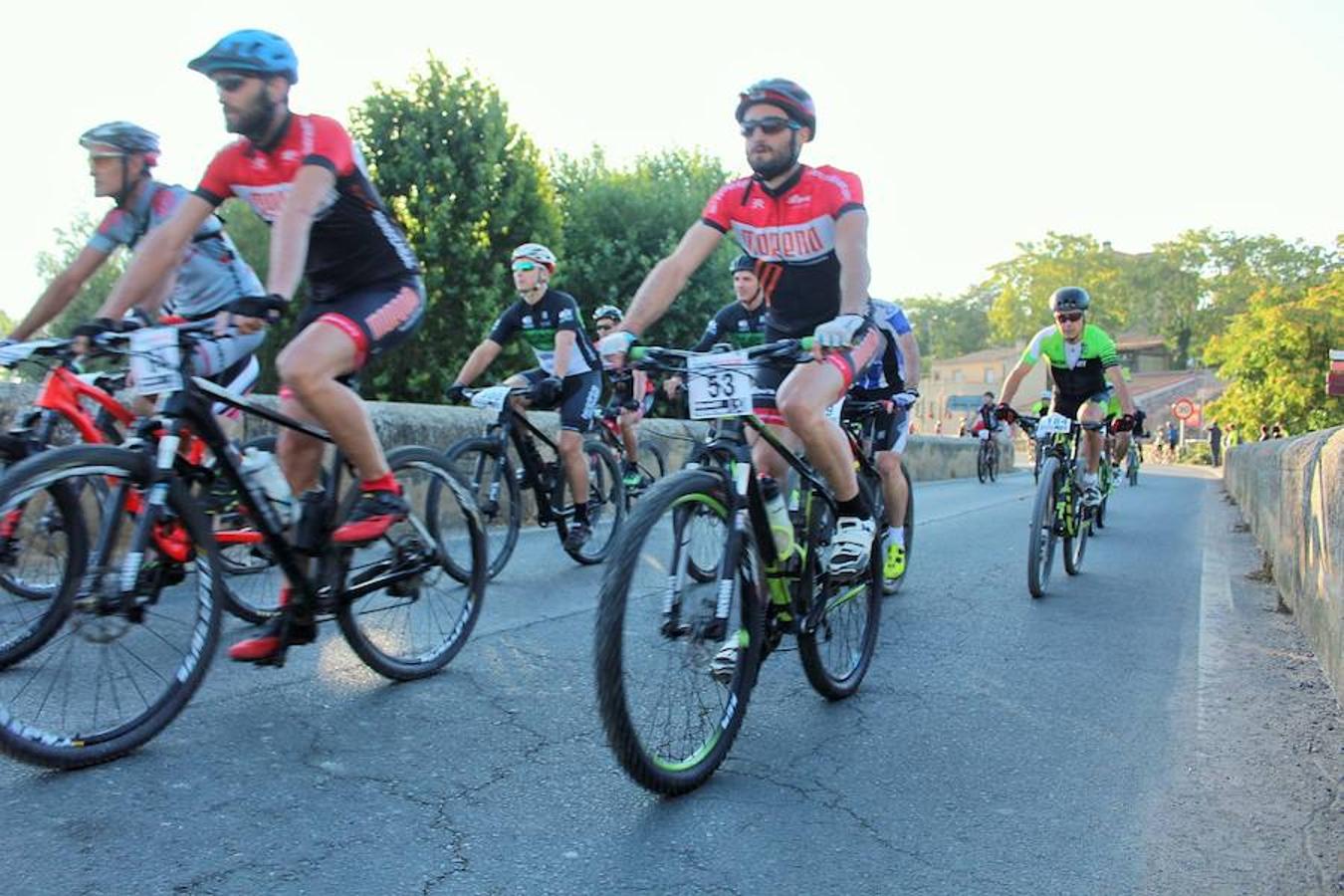 La IV marcha de bicicleta de montaña 'Hazla del Tirón' de Tirgo reunió a 400 corredores por un precioso recorrido en torno a los montes Oberenes.