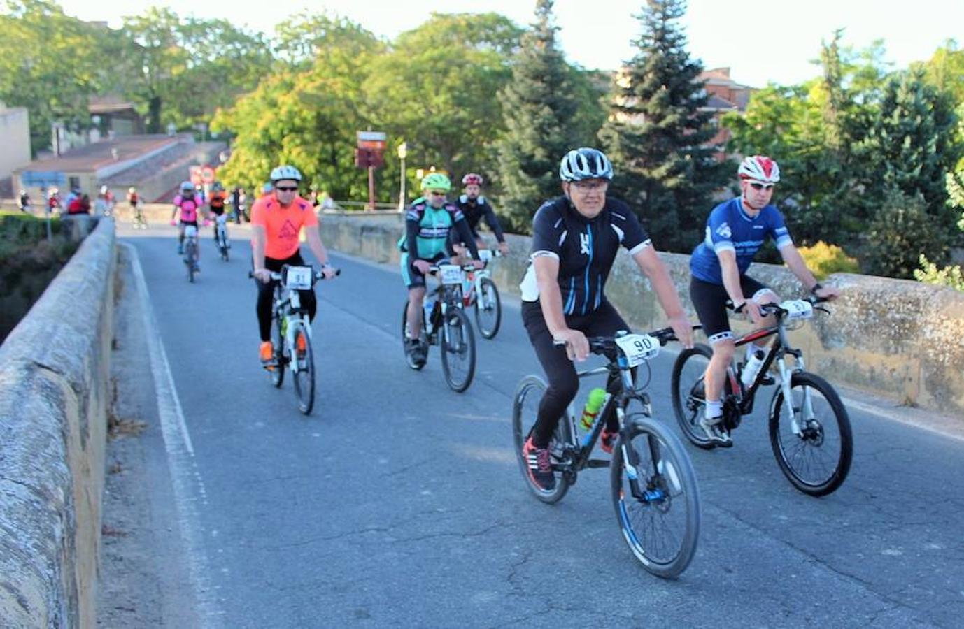 La IV marcha de bicicleta de montaña 'Hazla del Tirón' de Tirgo reunió a 400 corredores por un precioso recorrido en torno a los montes Oberenes.