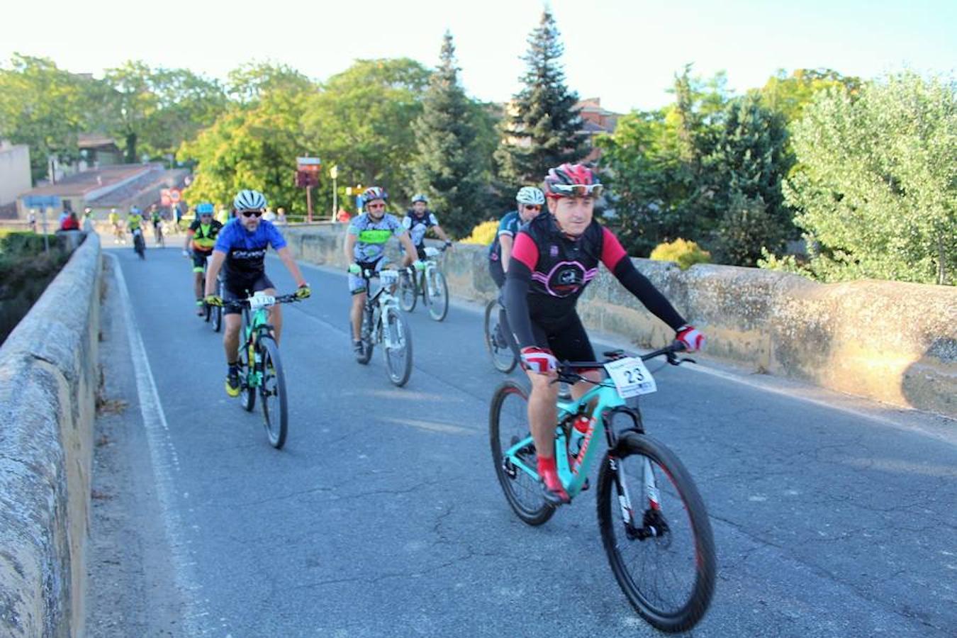 La IV marcha de bicicleta de montaña 'Hazla del Tirón' de Tirgo reunió a 400 corredores por un precioso recorrido en torno a los montes Oberenes.