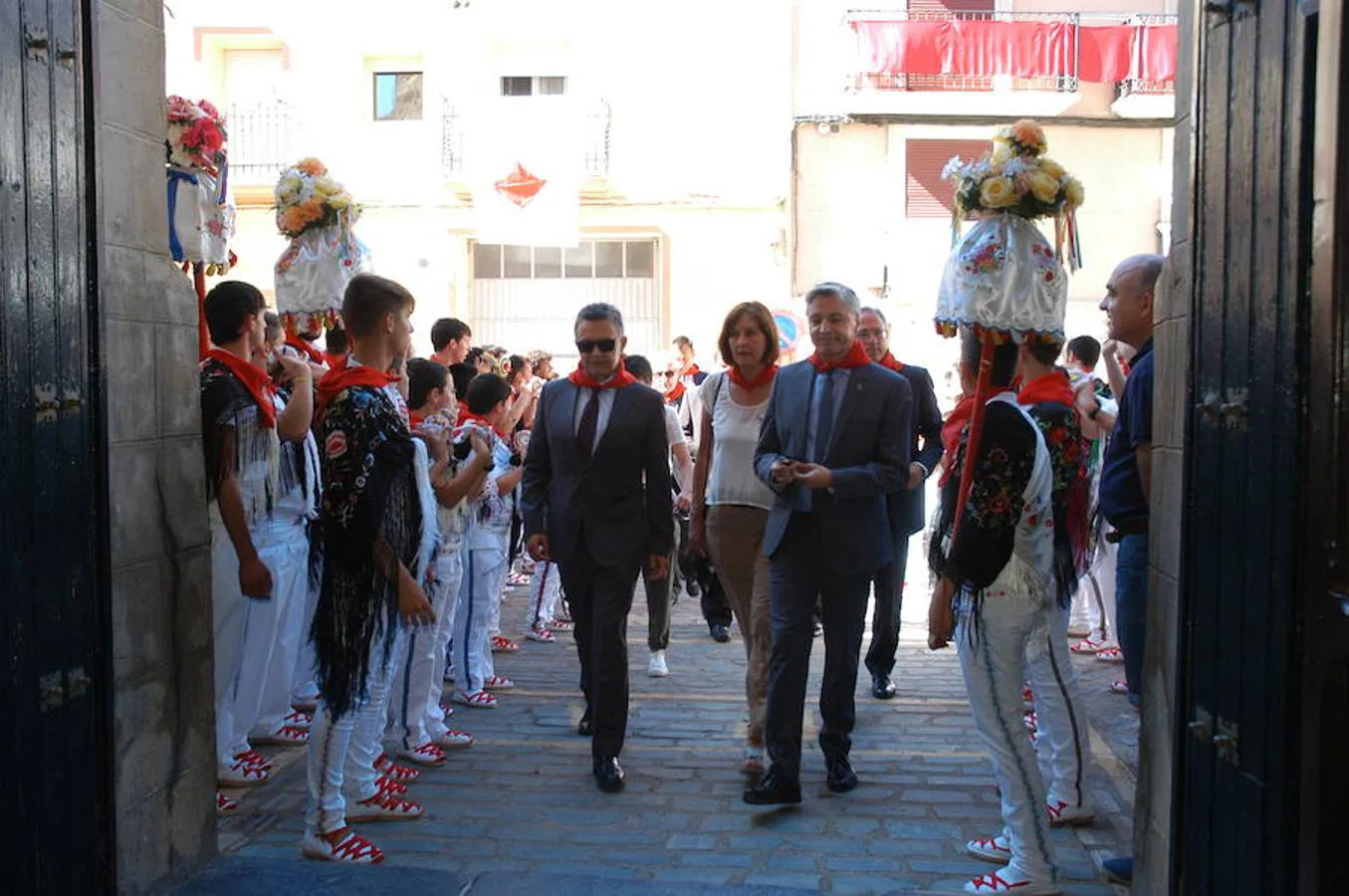 Procesión, misa, gaita y bailes conjuntos de las dos parroquias como festejo y comunión de los cerveranos en el día grande de sus fiestas. 