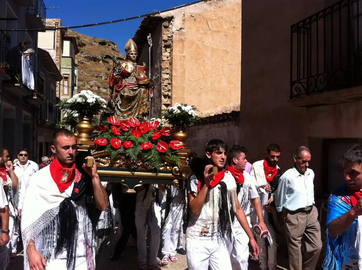 Procesión, misa, gaita y bailes conjuntos de las dos parroquias como festejo y comunión de los cerveranos en el día grande de sus fiestas. 
