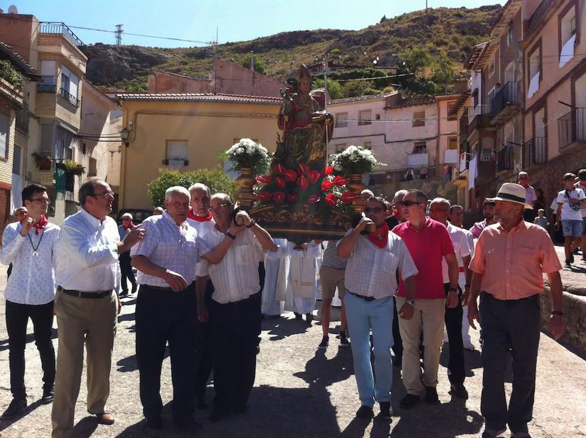 Procesión, misa, gaita y bailes conjuntos de las dos parroquias como festejo y comunión de los cerveranos en el día grande de sus fiestas. 