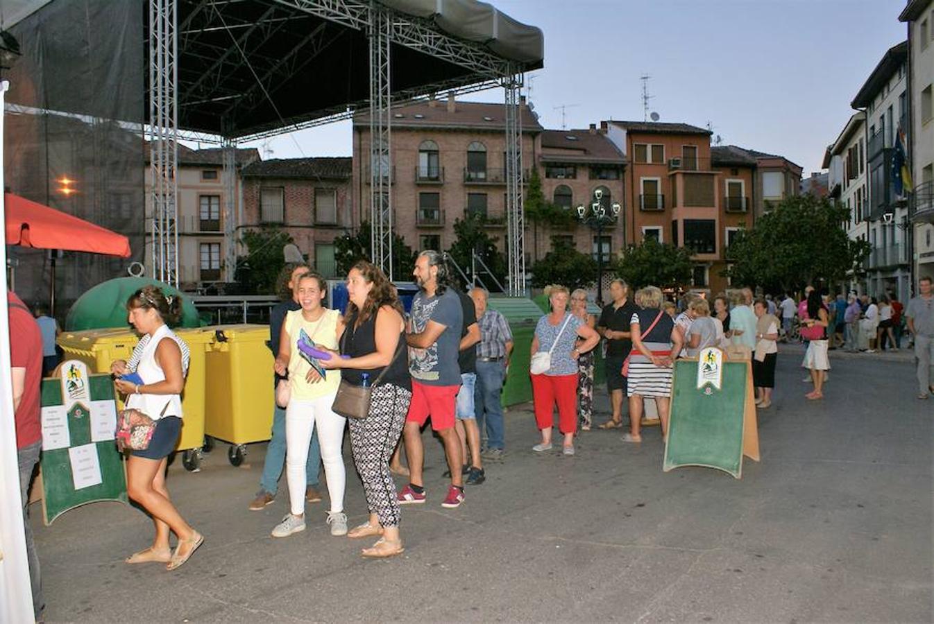 Imágenes correspondienetes al pregón de la investigadora Carmen Nájera Domingo como anticipo de las fiestas que arrancarán el próximo día 15. También se celebró una degustación en las calles. 