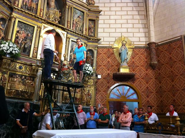Subida de San Gil a su camarín en el retablo mayor, ayer. :: s.s.j.