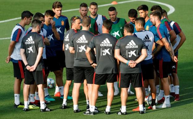 Luis Enrique charlando con el grupo