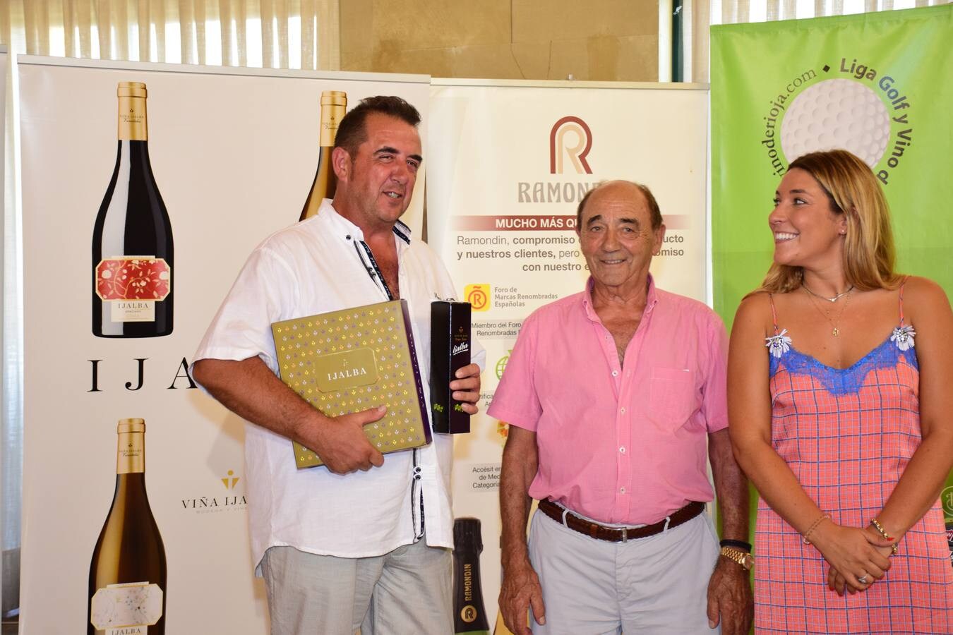 Entrega de premios a los ganadores del Torneo Viña Ijalba, de la Liga de Golf Vino de lomejordelvinoderioja.com.