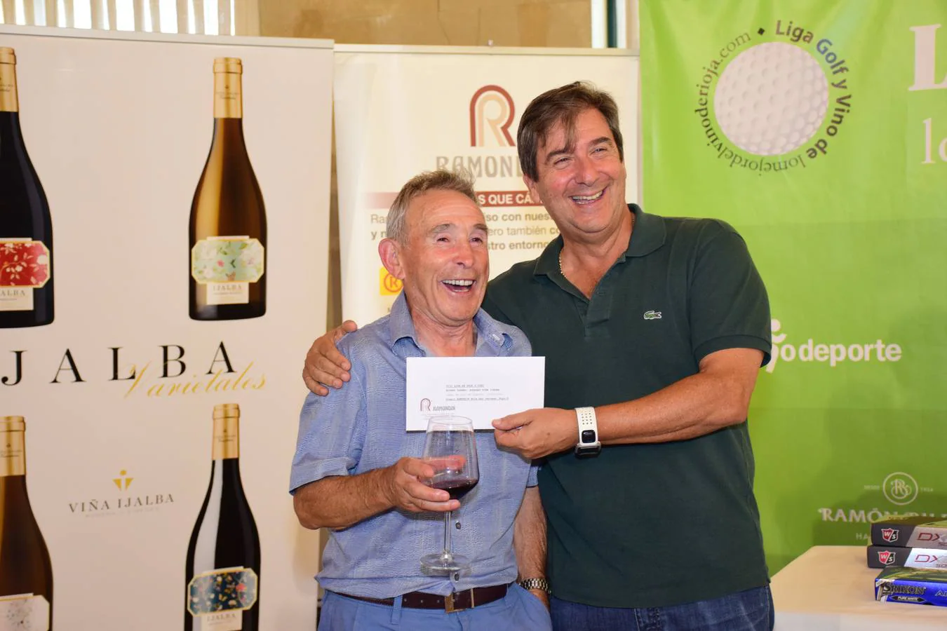 Entrega de premios a los ganadores del Torneo Viña Ijalba, de la Liga de Golf Vino de lomejordelvinoderioja.com.