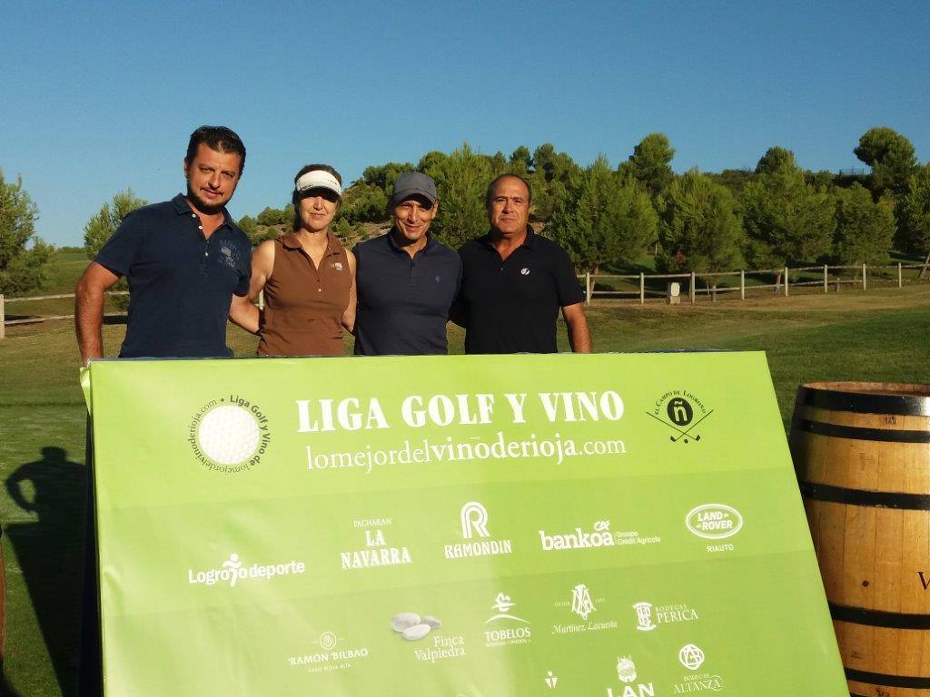 Fotos de salida de los jugadores participantes en el Torneo Viña Ijalba, de la Liga de Golf Vino de lomejordelvinoderioja.com