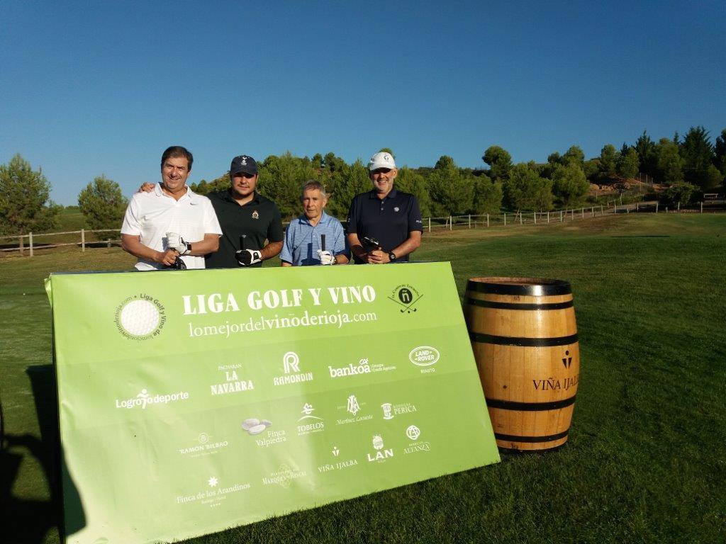 Fotos de salida de los jugadores participantes en el Torneo Viña Ijalba, de la Liga de Golf Vino de lomejordelvinoderioja.com