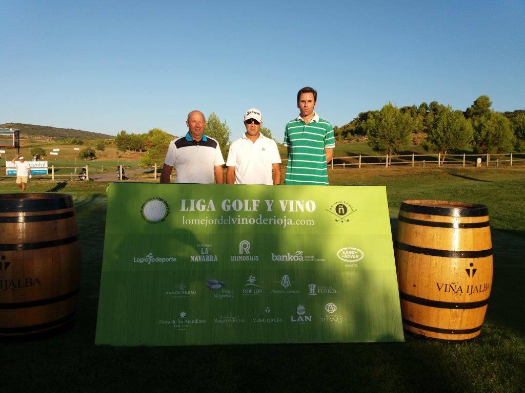 Fotos de salida de los jugadores participantes en el Torneo Viña Ijalba, de la Liga de Golf Vino de lomejordelvinoderioja.com