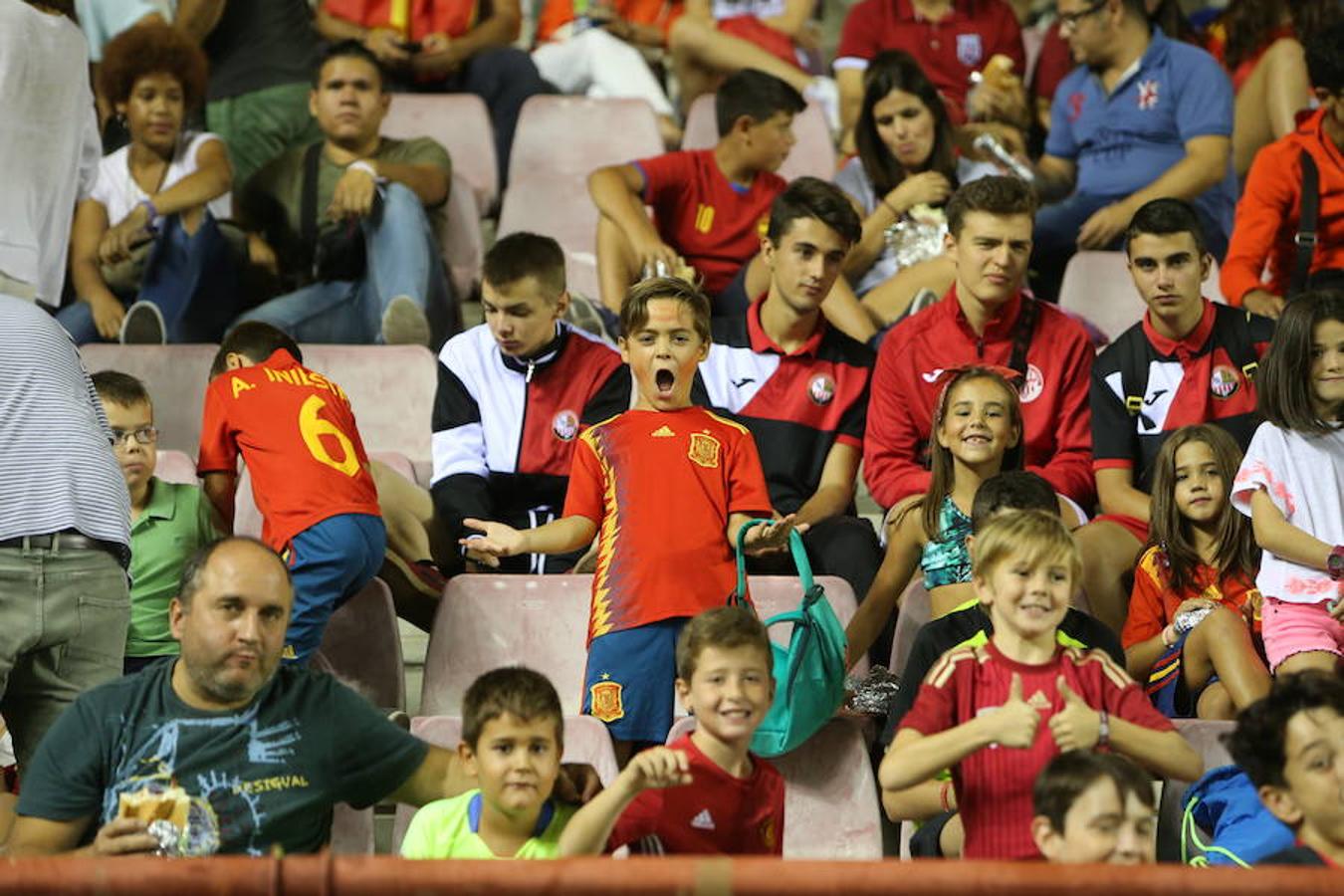 Mucho público y mucha juventud en Las Gaunas para animar a las chicas de la selección española en el partido de preparación contra Serbia y que se saldó con el triunfo de las nacionales por 3-0