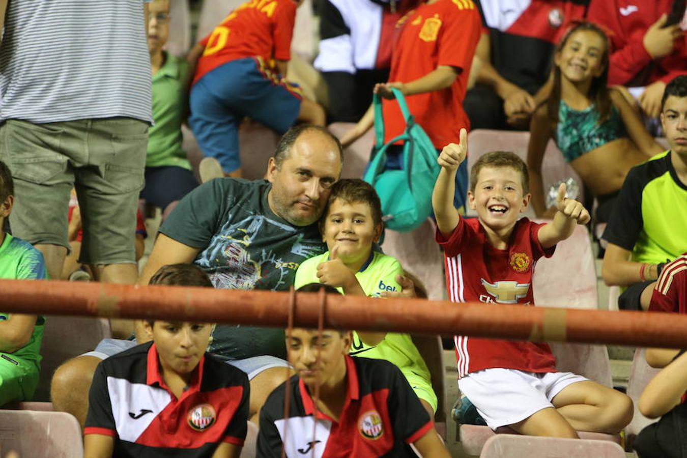 Mucho público y mucha juventud en Las Gaunas para animar a las chicas de la selección española en el partido de preparación contra Serbia y que se saldó con el triunfo de las nacionales por 3-0