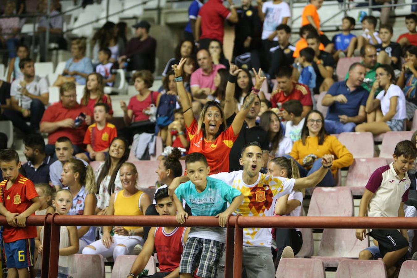 Mucho público y mucha juventud en Las Gaunas para animar a las chicas de la selección española en el partido de preparación contra Serbia y que se saldó con el triunfo de las nacionales por 3-0