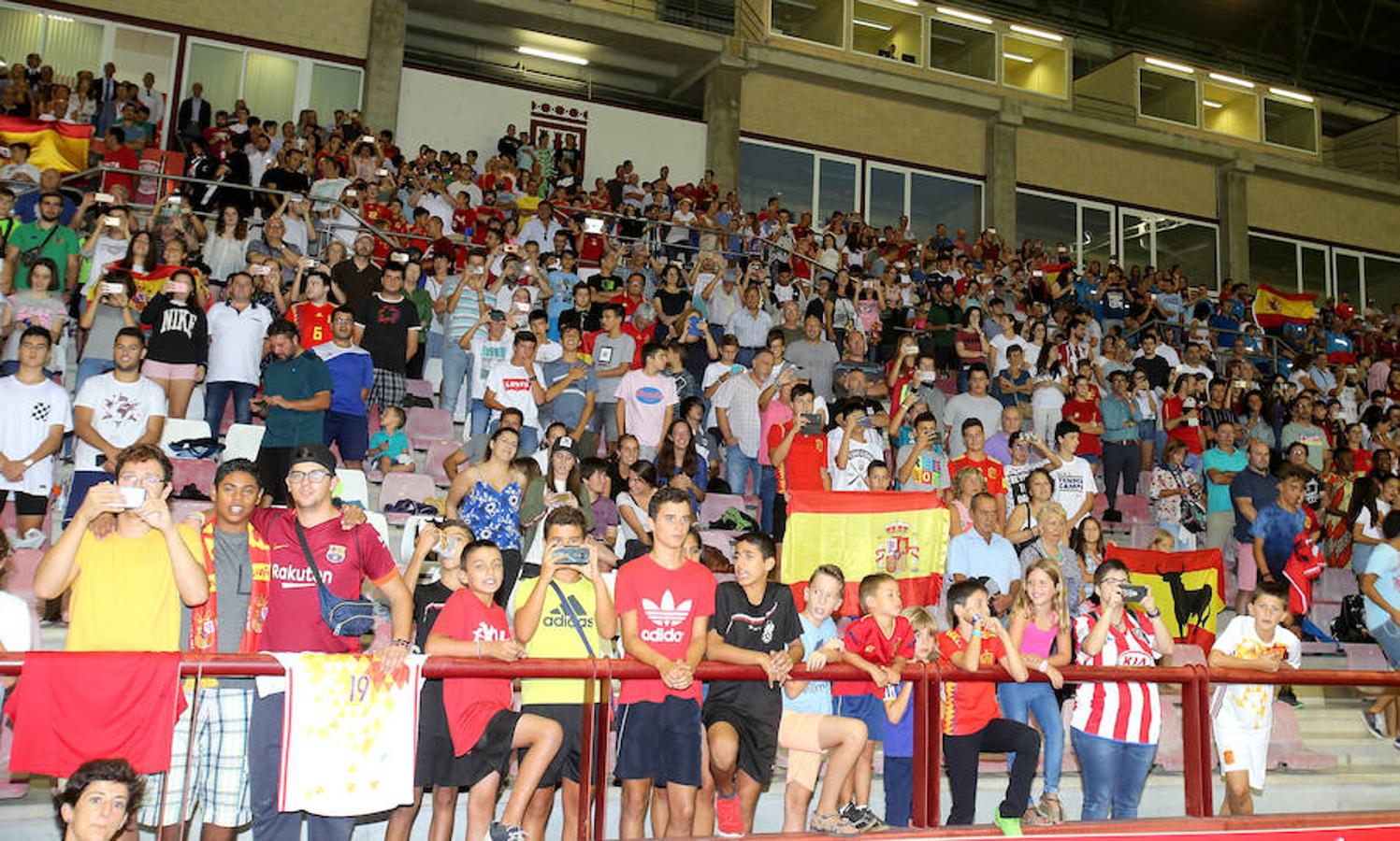 Mucho público y mucha juventud en Las Gaunas para animar a las chicas de la selección española en el partido de preparación contra Serbia y que se saldó con el triunfo de las nacionales por 3-0