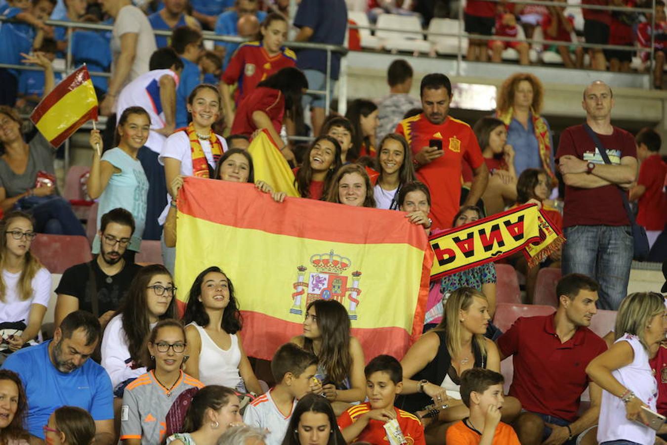 Mucho público y mucha juventud en Las Gaunas para animar a las chicas de la selección española en el partido de preparación contra Serbia y que se saldó con el triunfo de las nacionales por 3-0