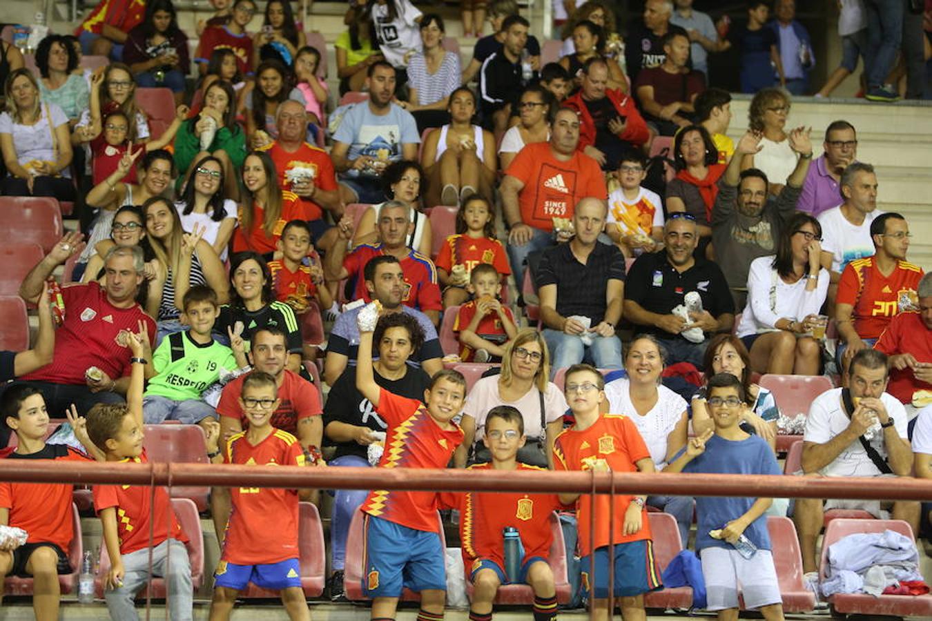 Mucho público y mucha juventud en Las Gaunas para animar a las chicas de la selección española en el partido de preparación contra Serbia y que se saldó con el triunfo de las nacionales por 3-0