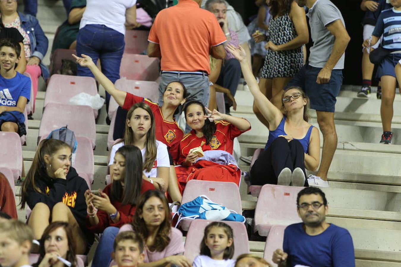 Mucho público y mucha juventud en Las Gaunas para animar a las chicas de la selección española en el partido de preparación contra Serbia y que se saldó con el triunfo de las nacionales por 3-0