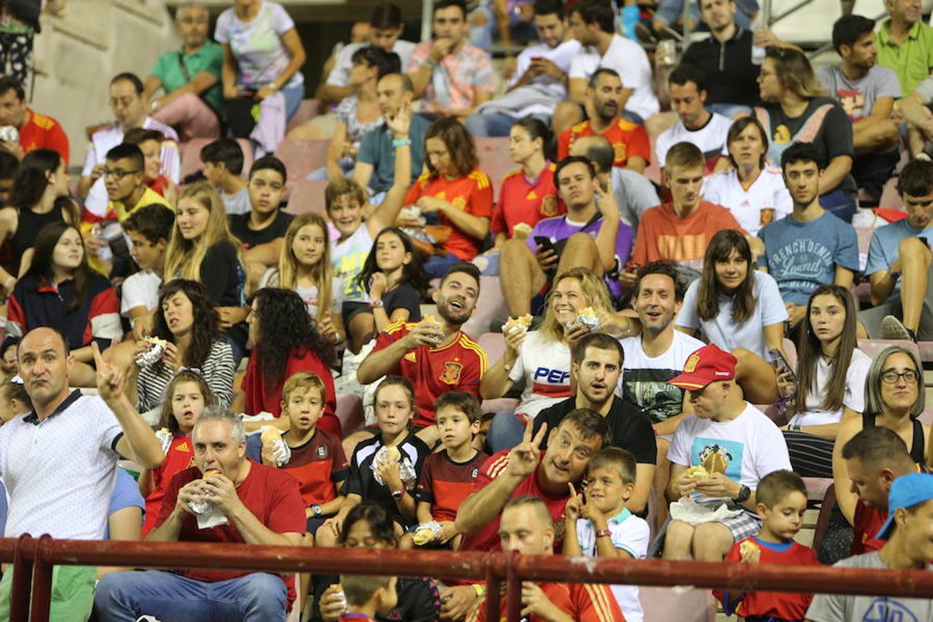 Mucho público y mucha juventud en Las Gaunas para animar a las chicas de la selección española en el partido de preparación contra Serbia y que se saldó con el triunfo de las nacionales por 3-0