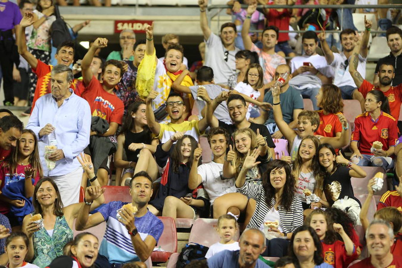 Mucho público y mucha juventud en Las Gaunas para animar a las chicas de la selección española en el partido de preparación contra Serbia y que se saldó con el triunfo de las nacionales por 3-0