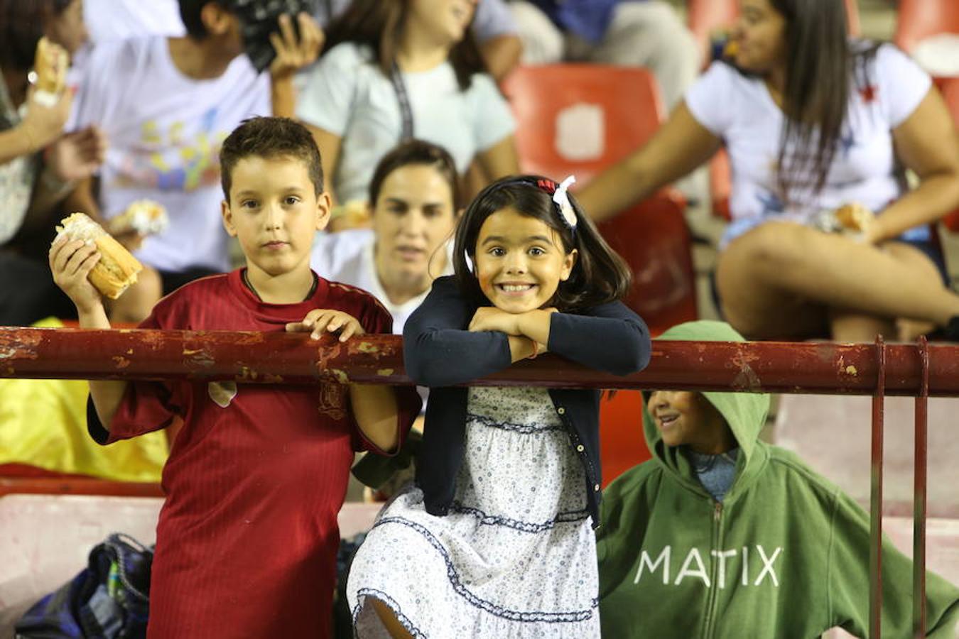 Mucho público y mucha juventud en Las Gaunas para animar a las chicas de la selección española en el partido de preparación contra Serbia y que se saldó con el triunfo de las nacionales por 3-0