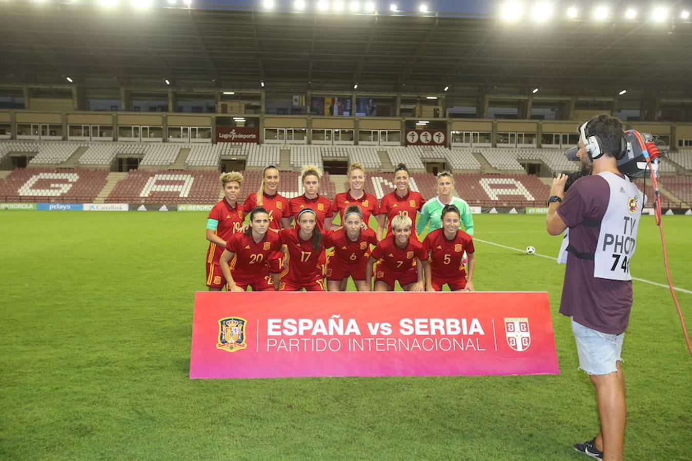 Mucho público y mucha juventud en Las Gaunas para animar a las chicas de la selección española en el partido de preparación contra Serbia y que se saldó con el triunfo de las nacionales por 3-0