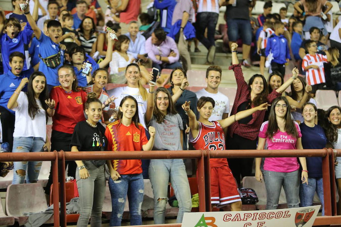 Mucho público y mucha juventud en Las Gaunas para animar a las chicas de la selección española en el partido de preparación contra Serbia y que se saldó con el triunfo de las nacionales por 3-0