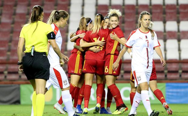 Abrazos entre las jugadoras españolas tras conseguir un gol. 