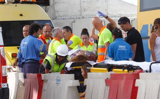 Los servicios de emergencia atienden a los heridos en el lugar del accidente.