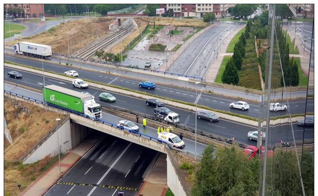 Imagen principal - Diferentes imágenes del accidente que los lectores han enviado a la redacción de Diario LA RIOJA. 