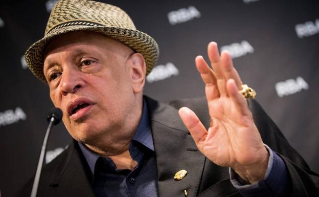 El escritor norteamericano Walter Mosley pronuncia unas palabras tras ganar esta noche el XII Premio RBA de Novela Policíaca. 