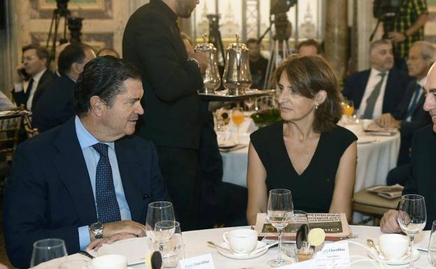 La ministra Teresa Ribera conversa con el presdiente de Endesa, Borja Prado.