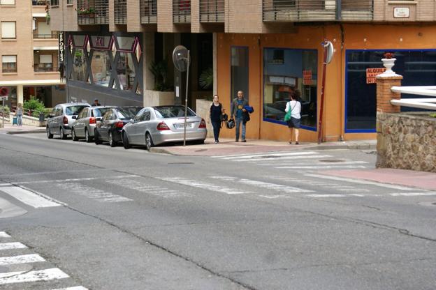 Uno de los pasos peatonales de la calle San Fernando. ::