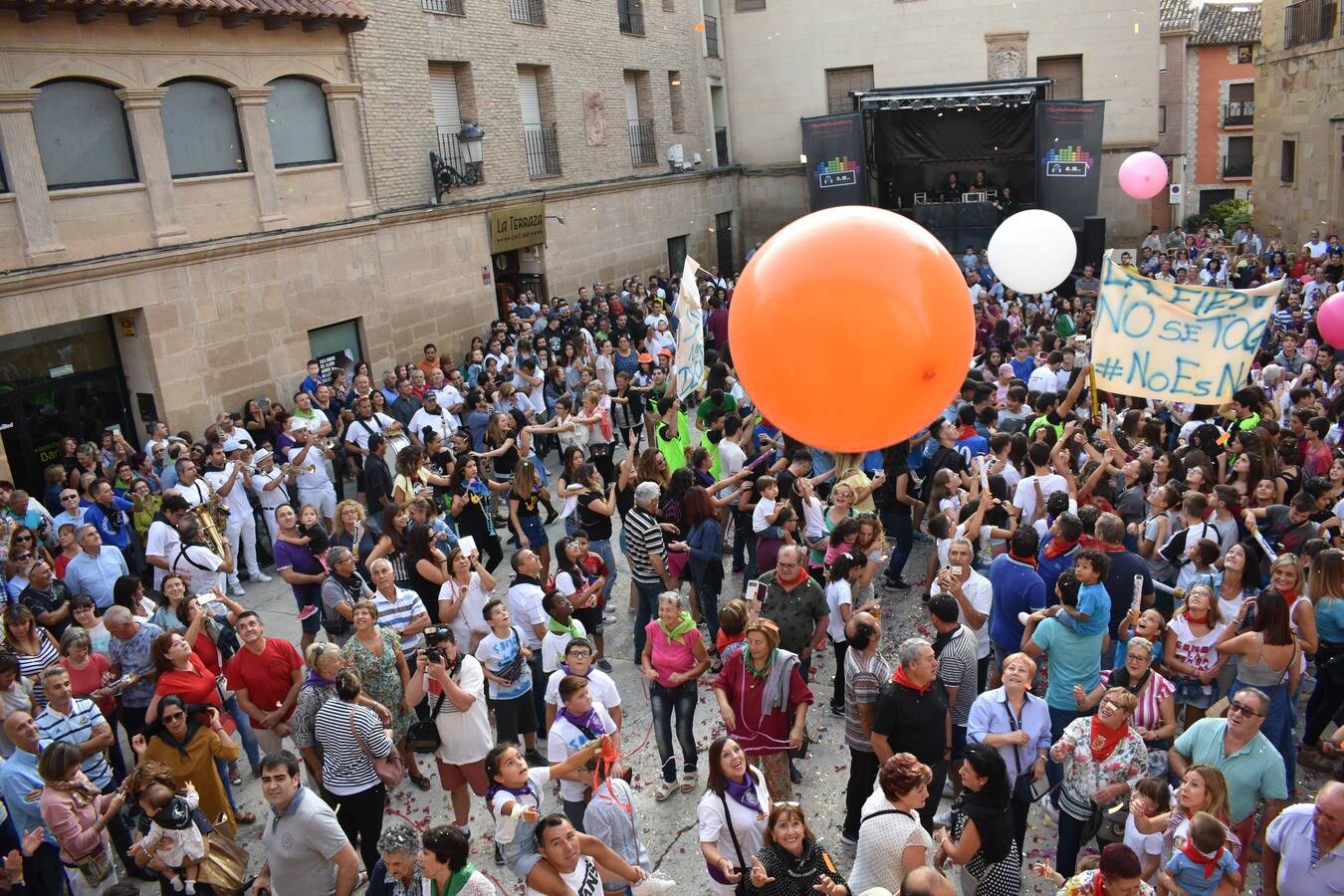 Gran ambiente en el disparo del cohete de las fiestas de la Virgen de la Antigua en Alberite.