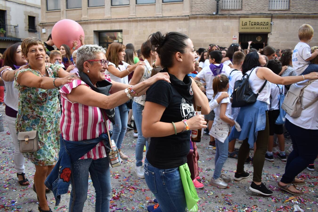 Gran ambiente en el disparo del cohete de las fiestas de la Virgen de la Antigua en Alberite.