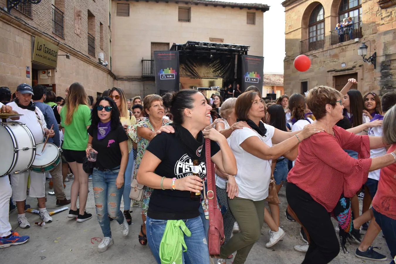 Gran ambiente en el disparo del cohete de las fiestas de la Virgen de la Antigua en Alberite.