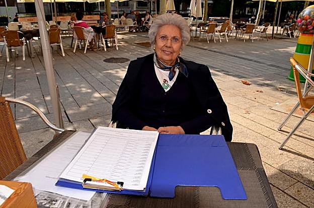 Carmen Leal, con uno de los pliegos para la recogida de firmas. :: 