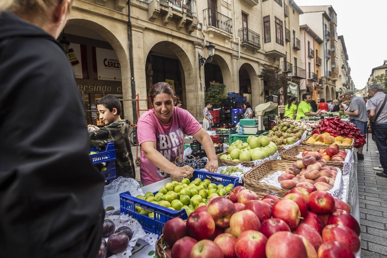 Javier Sampedro y Francisca Allo, ambos de Lardero, han ganado el 50 Concurso Agrícola de La Rioja en las categorías de frutas y hortalizas, respectivamente. Numeroso público ha disfrutado del sol radiante que ha lucido este domingo en Logroño y ha visitado los puestos instalados por 14 agricultores en la céntrica calle Portales, donde también se han podido adquirir los productos de la huerta riojana. Esta actividad, organizada por la Fundación Caja Rioja y Bankia, ha cumplido medio siglo de historia y supone una de las citas más tradicionales como prolegómeno a las fiestas de la vendimia.