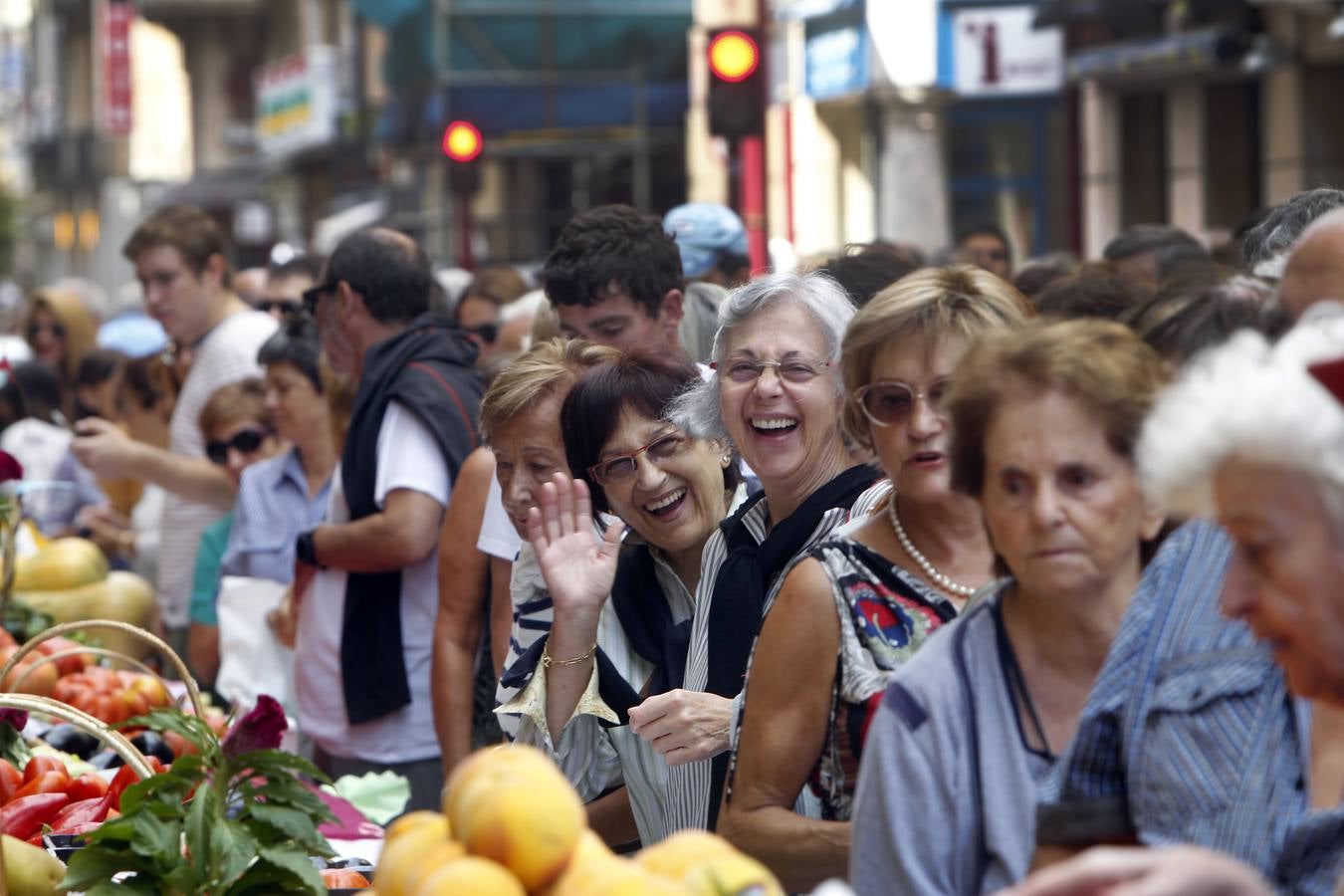 Javier Sampedro y Francisca Allo, ambos de Lardero, han ganado el 50 Concurso Agrícola de La Rioja en las categorías de frutas y hortalizas, respectivamente. Numeroso público ha disfrutado del sol radiante que ha lucido este domingo en Logroño y ha visitado los puestos instalados por 14 agricultores en la céntrica calle Portales, donde también se han podido adquirir los productos de la huerta riojana. Esta actividad, organizada por la Fundación Caja Rioja y Bankia, ha cumplido medio siglo de historia y supone una de las citas más tradicionales como prolegómeno a las fiestas de la vendimia.