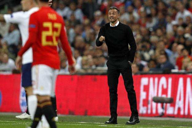 Luis Enrique da órdenes a Isco durante el triunfo de ayer de España en Wembley ante Inglaterra. :: afp