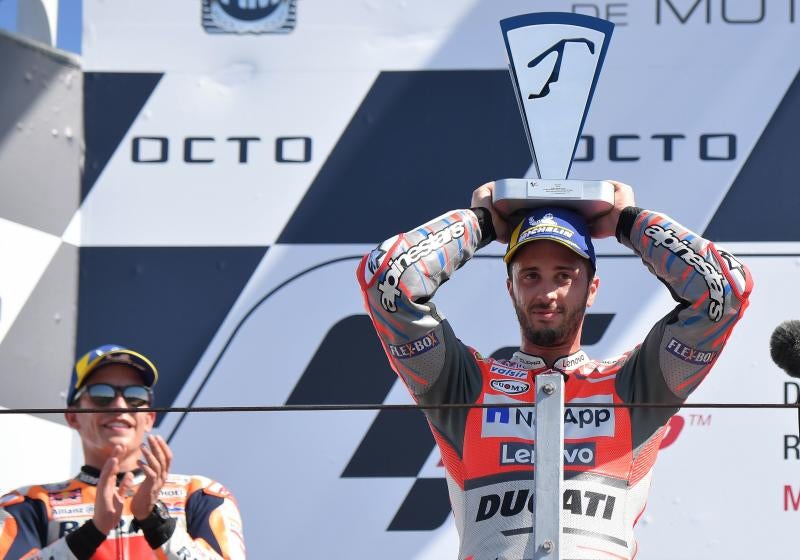 Dovizioso, con el trofeo de ganador del Gran Premio.