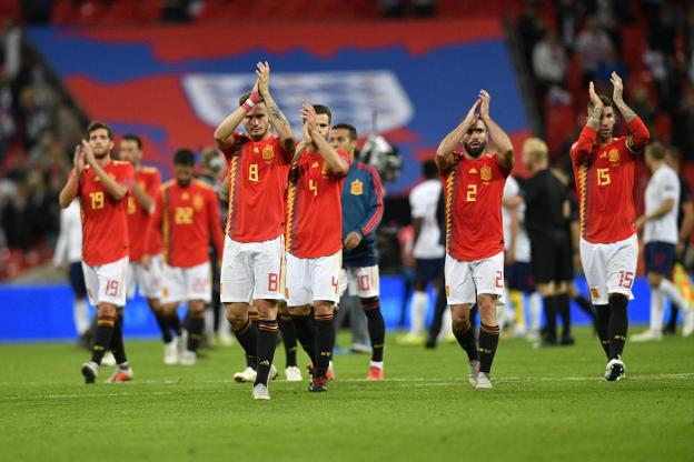 Saúl, Nacho, Carvajal y Sergio Ramos aplauden sobre el césped de Wembley tras la victoria de España ante Inglaterra la noche del sábado en la Liga de Naciones. :: EFE
