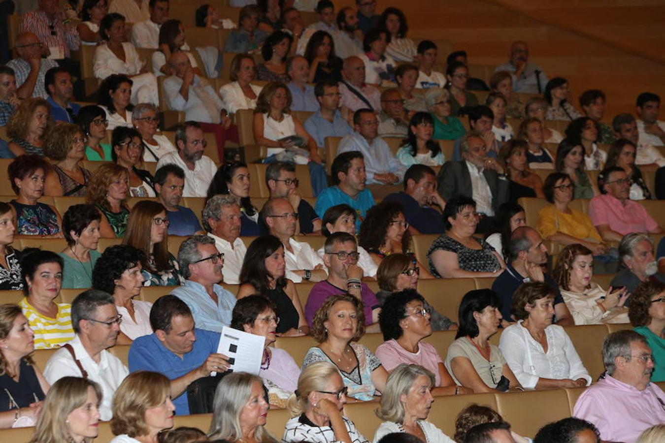 El abogado y escritor logroñés Andrés Pascual ha presentado esta tarde su nueva novela, 'A merced de un dios salvaje' (Espasa, 2018), en el palacio de congresos Riojafórum en el marco de un «acto institucional».