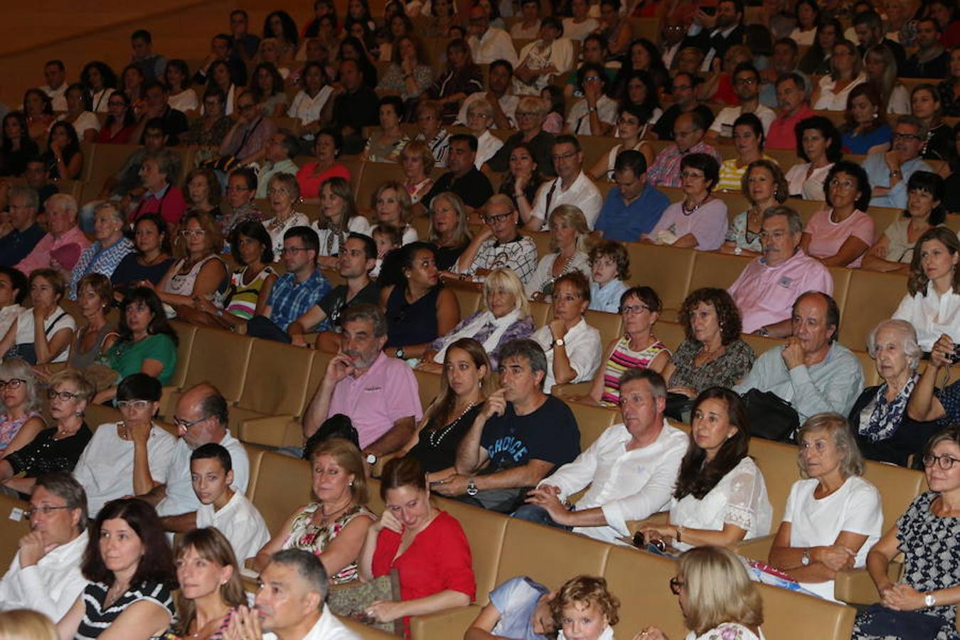 El abogado y escritor logroñés Andrés Pascual ha presentado esta tarde su nueva novela, 'A merced de un dios salvaje' (Espasa, 2018), en el palacio de congresos Riojafórum en el marco de un «acto institucional».