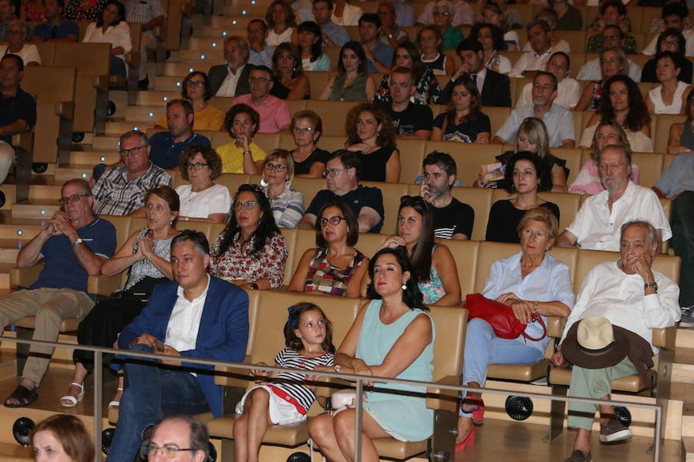 El abogado y escritor logroñés Andrés Pascual ha presentado esta tarde su nueva novela, 'A merced de un dios salvaje' (Espasa, 2018), en el palacio de congresos Riojafórum en el marco de un «acto institucional».