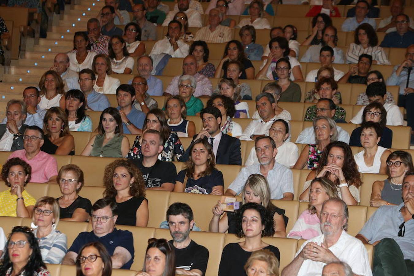 El abogado y escritor logroñés Andrés Pascual ha presentado esta tarde su nueva novela, 'A merced de un dios salvaje' (Espasa, 2018), en el palacio de congresos Riojafórum en el marco de un «acto institucional».