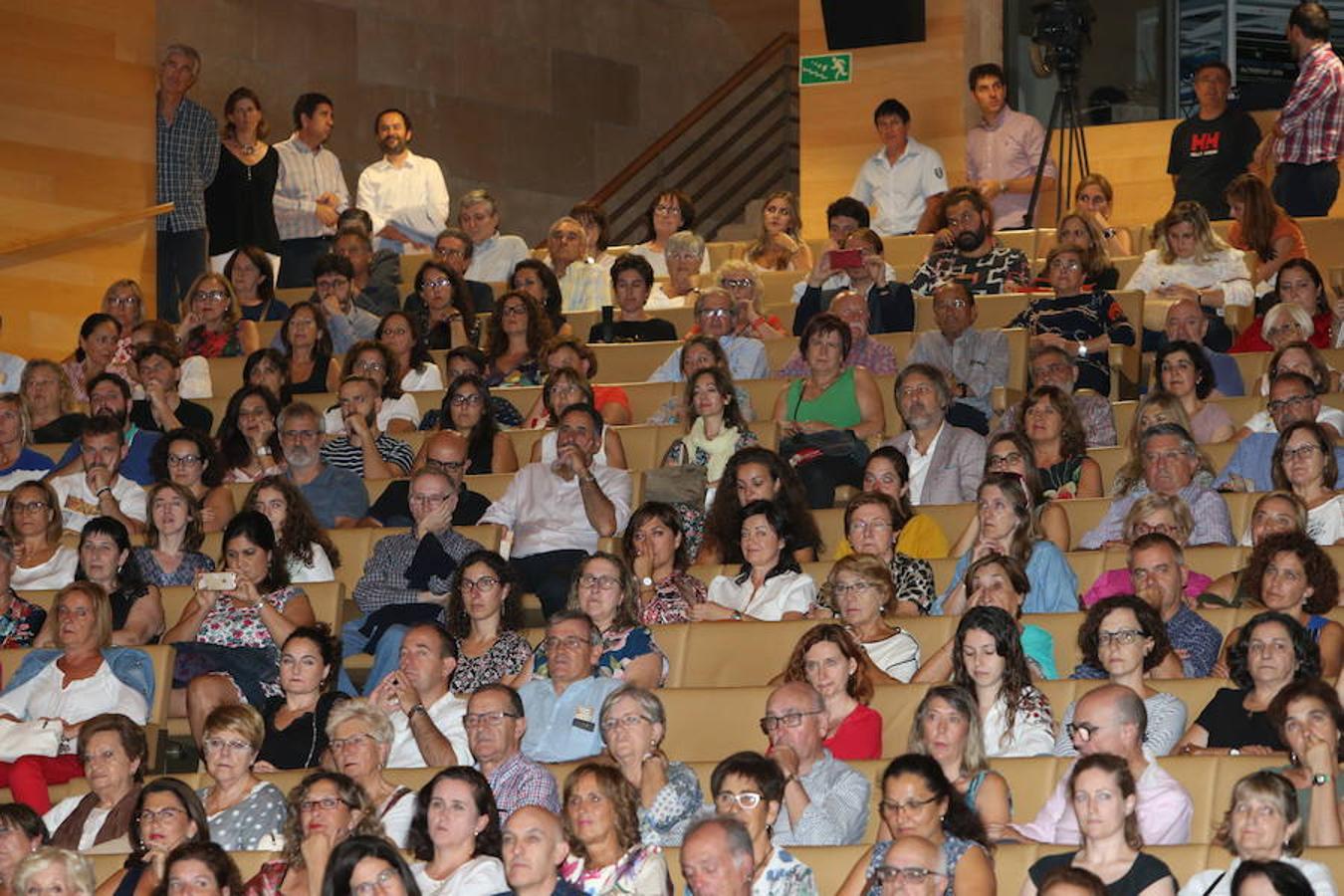 El abogado y escritor logroñés Andrés Pascual ha presentado esta tarde su nueva novela, 'A merced de un dios salvaje' (Espasa, 2018), en el palacio de congresos Riojafórum en el marco de un «acto institucional».