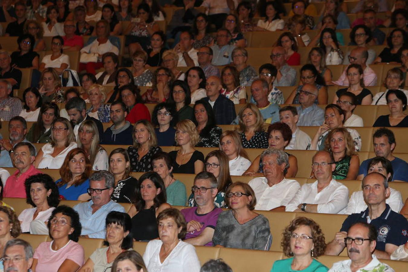 El abogado y escritor logroñés Andrés Pascual ha presentado esta tarde su nueva novela, 'A merced de un dios salvaje' (Espasa, 2018), en el palacio de congresos Riojafórum en el marco de un «acto institucional».