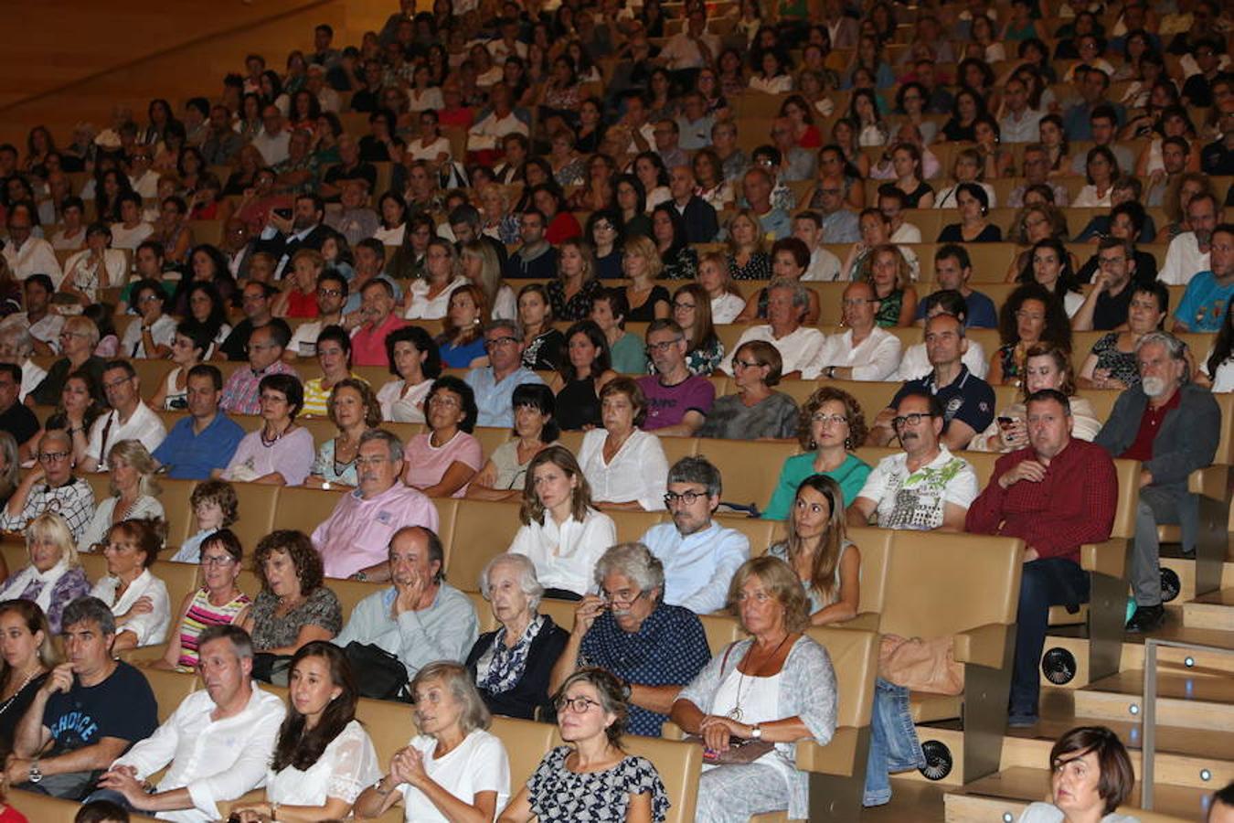 El abogado y escritor logroñés Andrés Pascual ha presentado esta tarde su nueva novela, 'A merced de un dios salvaje' (Espasa, 2018), en el palacio de congresos Riojafórum en el marco de un «acto institucional».