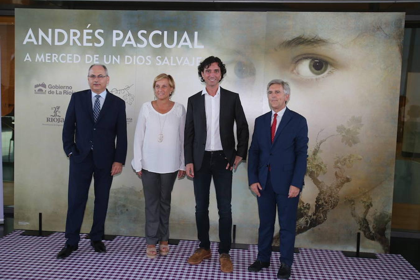 El abogado y escritor logroñés Andrés Pascual ha presentado esta tarde su nueva novela, 'A merced de un dios salvaje' (Espasa, 2018), en el palacio de congresos Riojafórum en el marco de un «acto institucional».